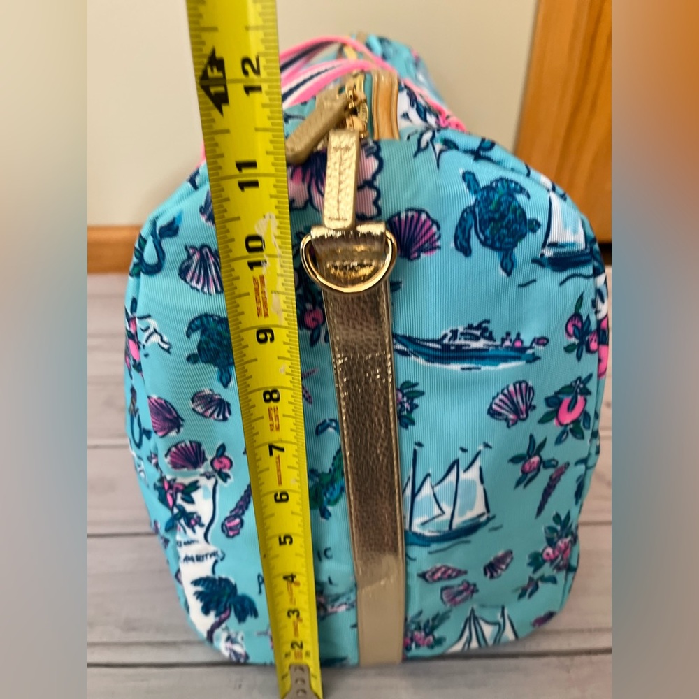 Lilly Pulitzer Amalfi blue overnight duffle bag with removable shoulder strap. - Picture 9 of 11